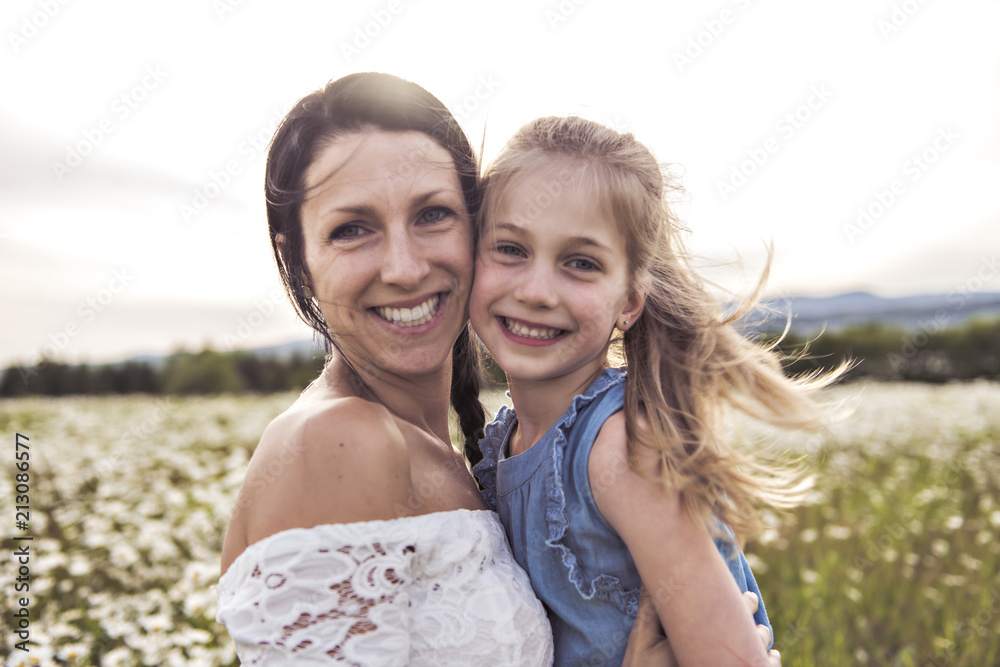 Obraz premium Mother spending time with daughter during the sunset.