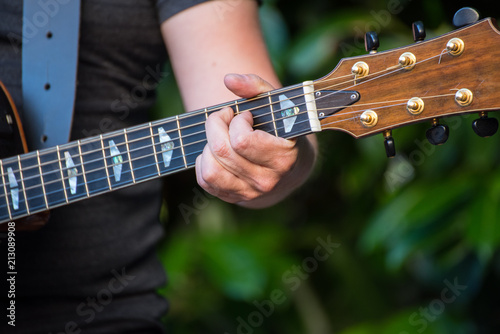 Gitarrenspieler mit der Gitarre in der Hand photo