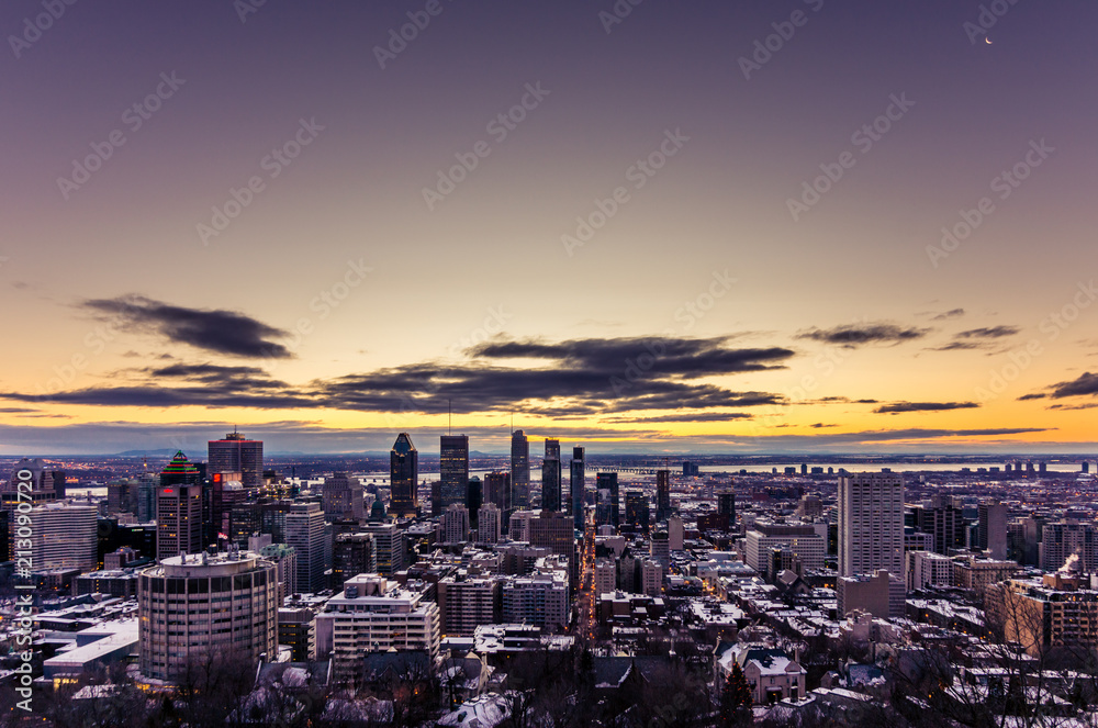 Fototapeta premium Cold sunrise on Montreal