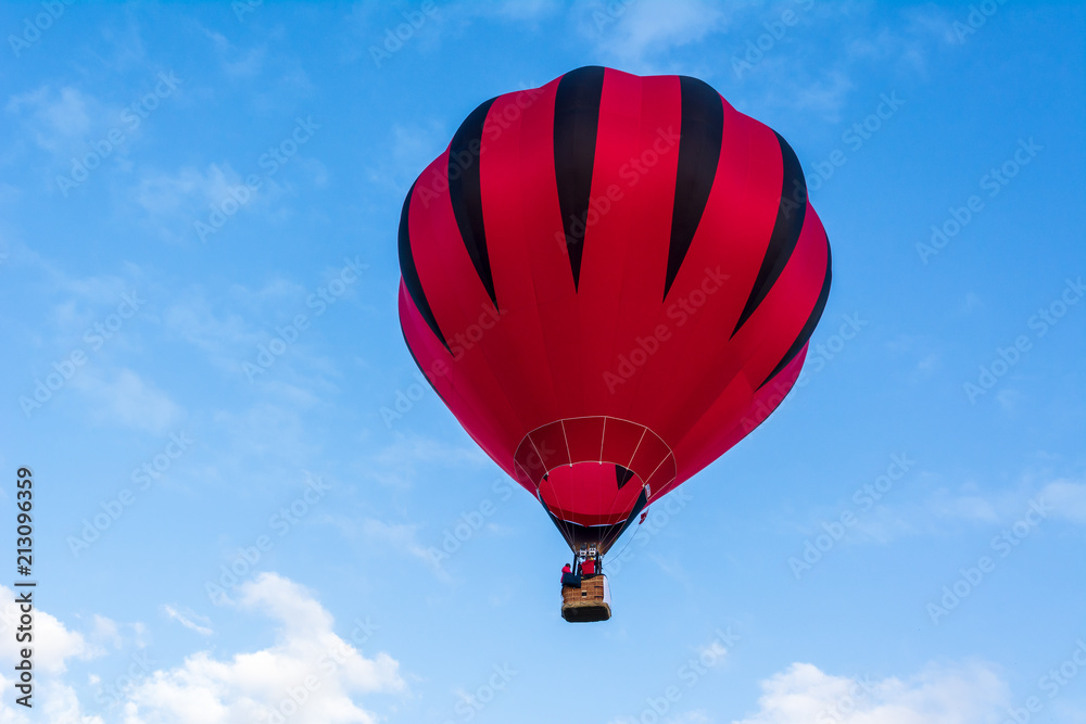 Obraz premium Hot air balloon under blue sky.