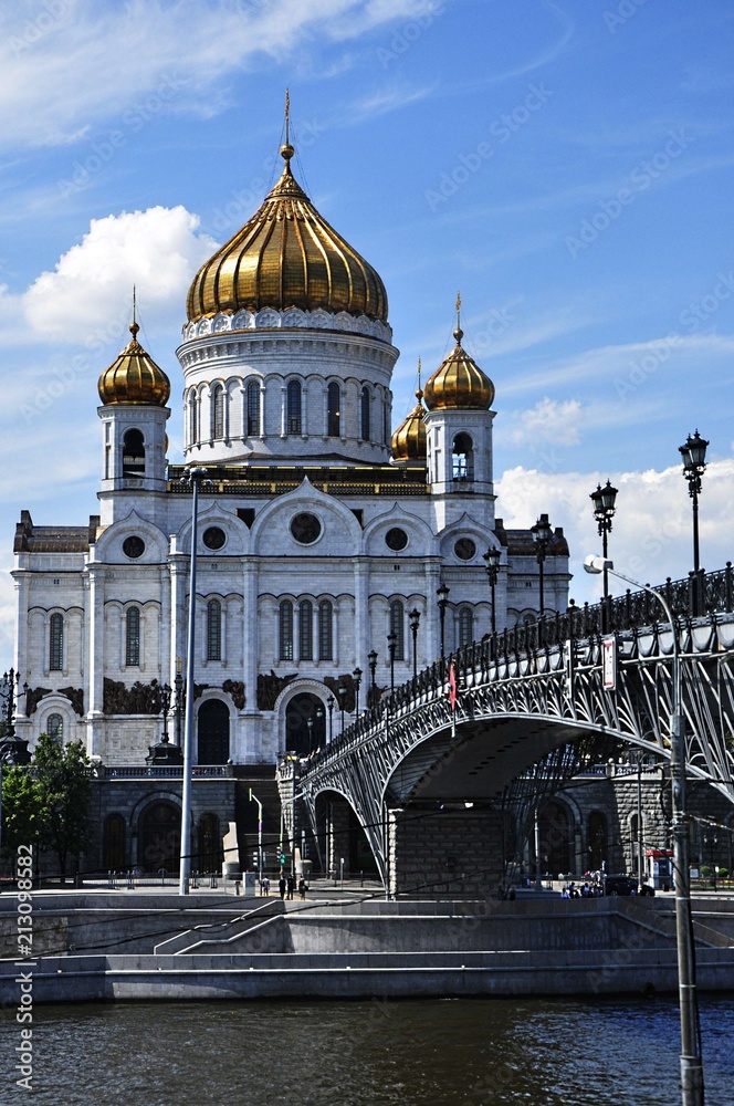 Obraz premium Cathedral Church of Christ the Savior-the Cathedral of the Russian Orthodox Church (ROC), located in Moscow on Volkhonka. The existing building, built in the 1990s, is a recreation of the temple of th