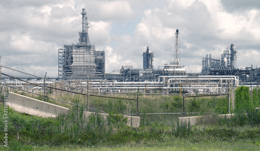 Obraz premium Industrial Chemical Power Plant Facility