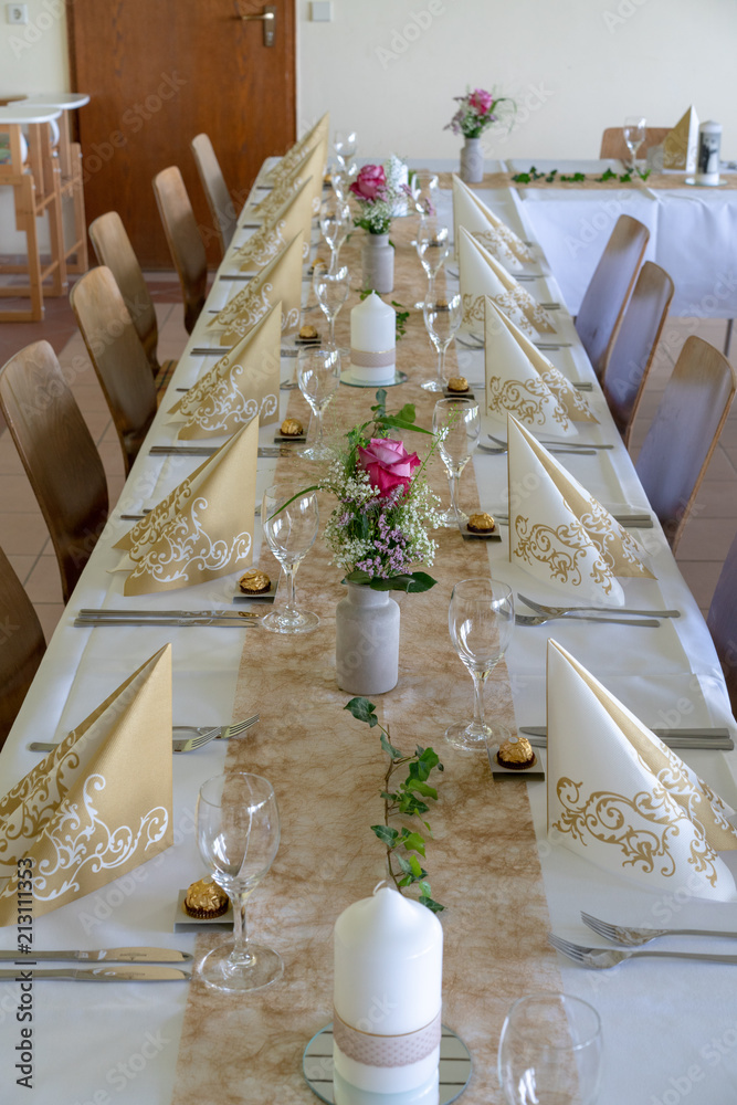 Tischdekoration Goldene Hochzeit Stock-Foto | Adobe Stock