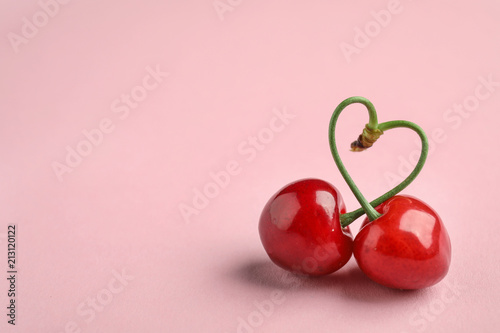 Tela Sweet red cherries on color background