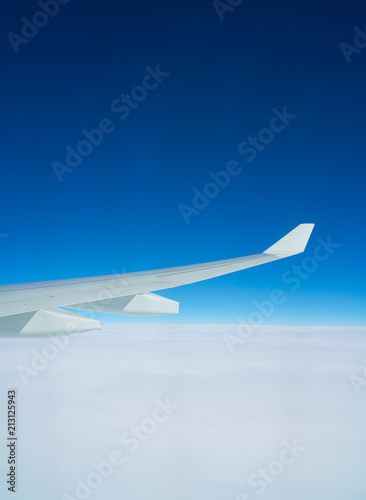 Ala de avion sobre las nubes