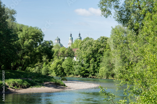 Die Flussaue der Iller in Kempten mit der Basilika St. Lorenz