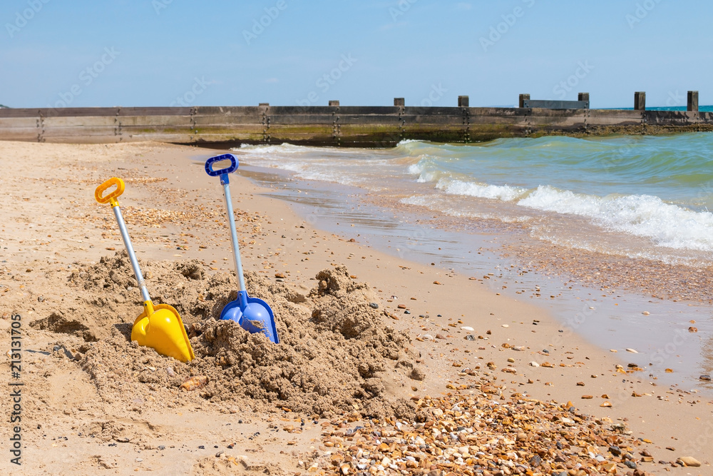 Fototapeta premium Zabawki dla dzieci na plaży