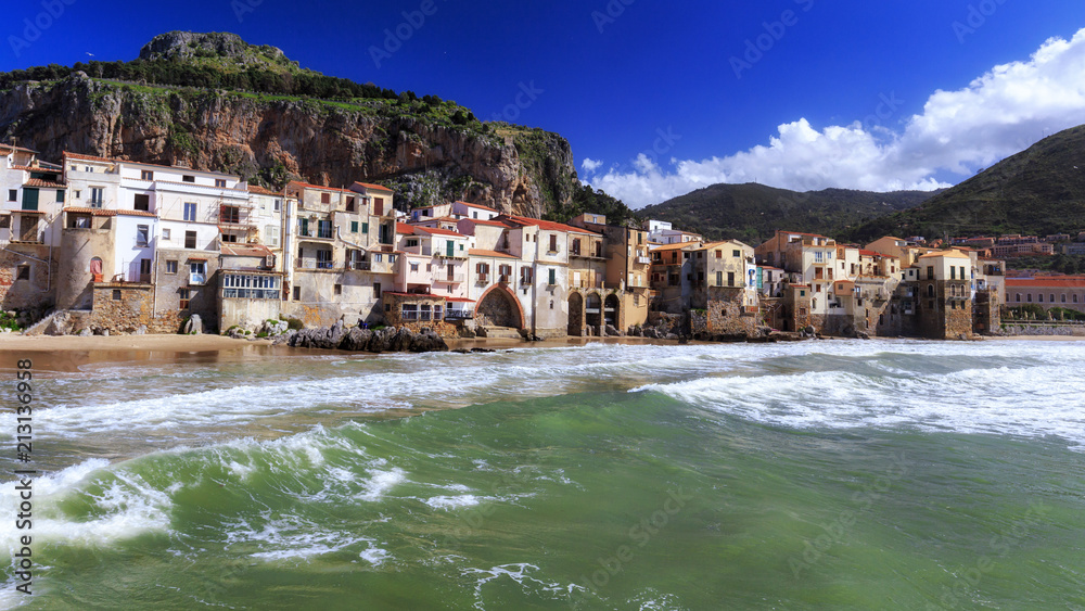 sizilianischer Küstenort Cefalù in Südeuropa in Italien im Frühjahr
