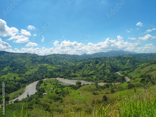 Imponente vista del Río Cauca, su valle y las montañas verdes de la Cordillera Occidental de los Andes, que cruza a Colombia