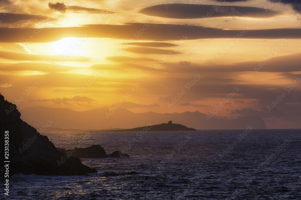 romantische Küste von Sizilien bei Sonnenuntergang