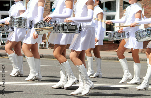 девушки с барабанами