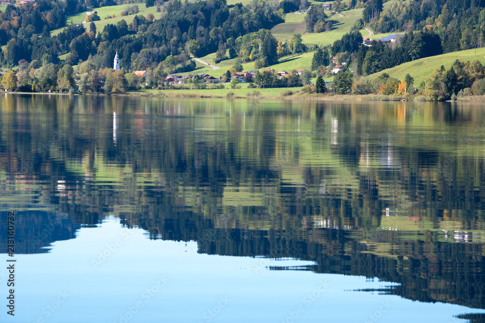 Niedersonthofener See im Allgäu mit Spiegelung