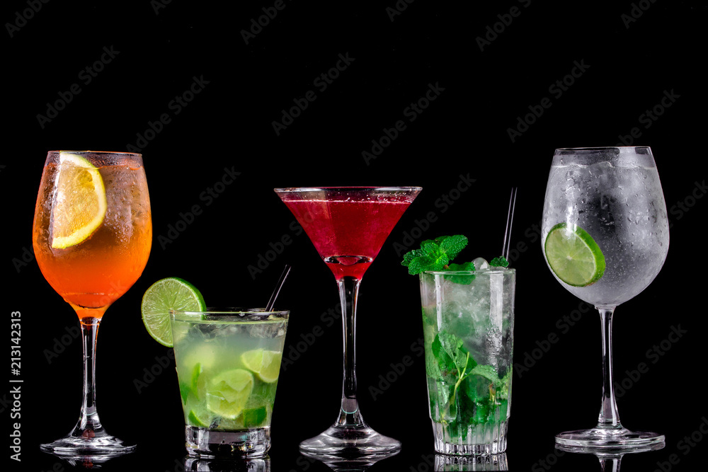 drinks variados coloridos em fundo preto