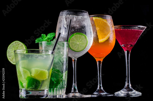 drinks variados coloridos em fundo preto