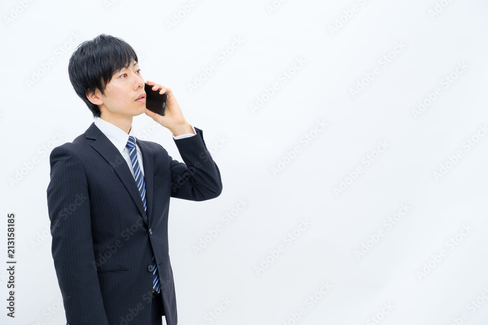 電話で話すビジネスマン 電話で話すビジネスマン