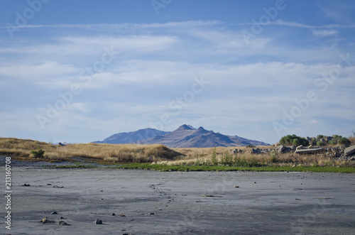 A mountain range view of the mountains at the great salt lake. 