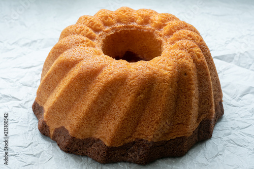 Foto Traditional homemadee freshly baked whole marble cake on paper.