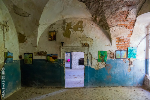 Arch in the ruins of a ruined building with paintings and children's drawings on its walls © adamchuk_leo