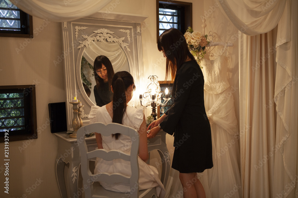 Obraz premium 鏡の前でドレスの詳細を確認する新婦