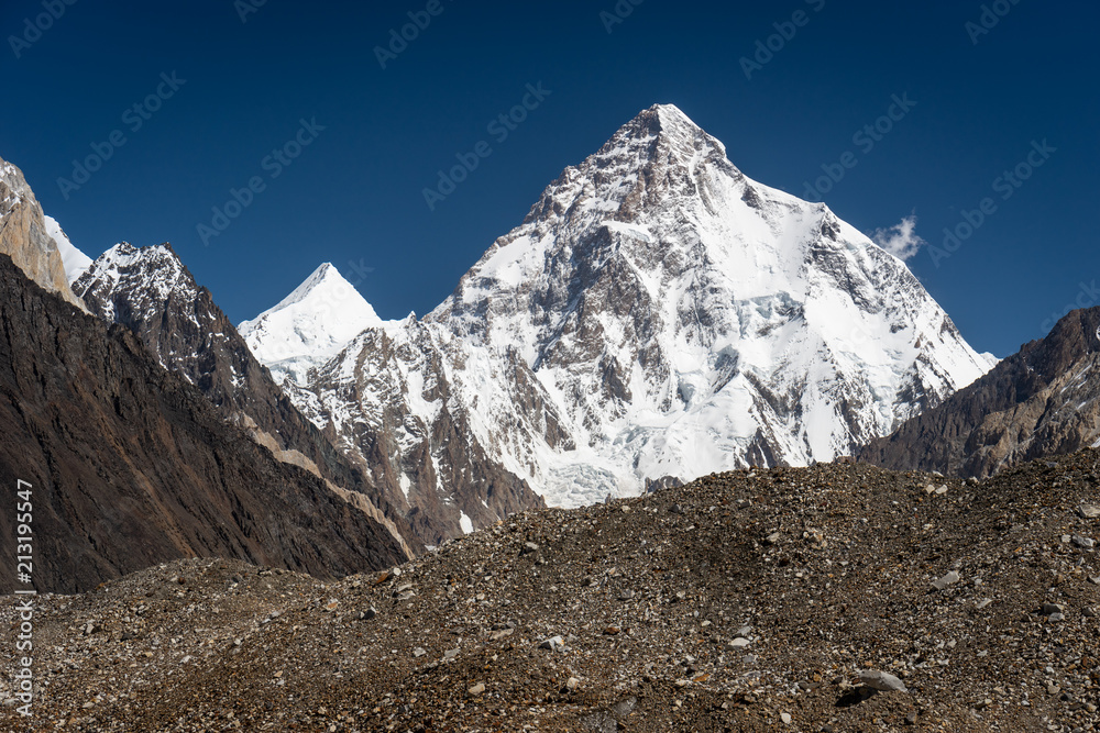 Fototapeta premium Szczyt górski K2, drugi najwyższy szczyt świata, pasmo Karakoram, Pakistan