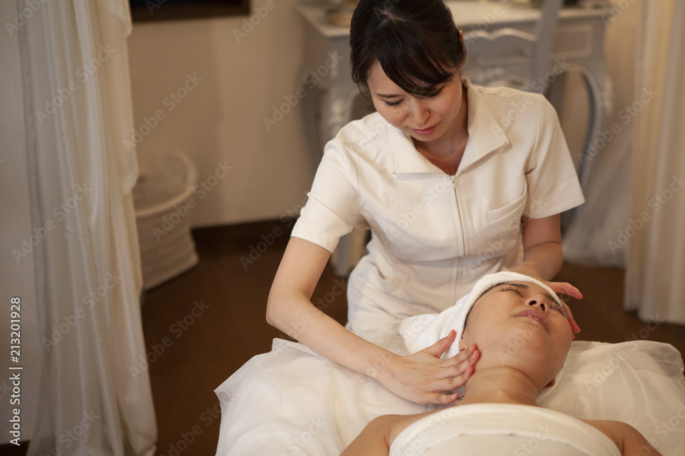 Obraz premium リンパマッサージを行うエステティシャン