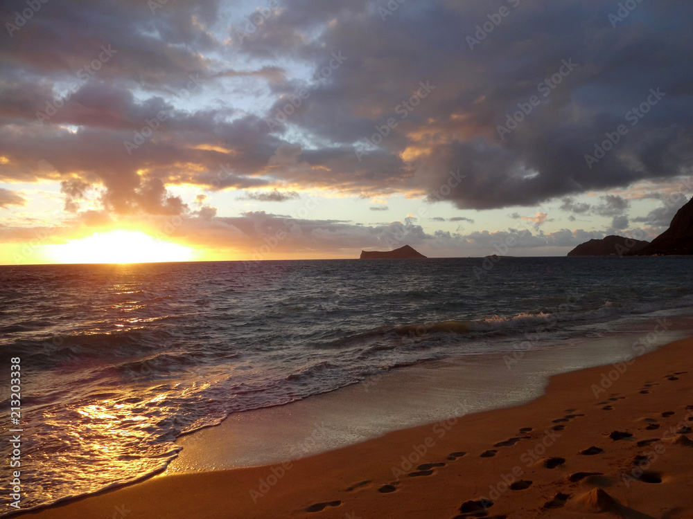 Naklejka premium Early Morning Sunrise on Waimanalo Beach