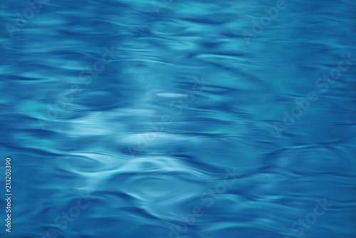 Wasser als Hintergrund ist blau, glatt und beruhigend © photobars