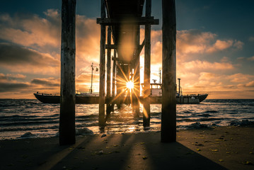 Handdoek met foto Huisarts Kleine veerboot bij zonsopgang  © Patrick Altrogge