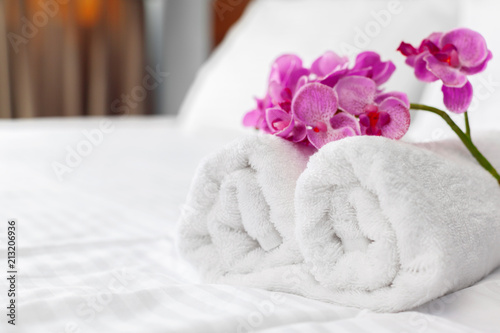Fototapeta Naklejka Na Ścianę i Meble -  towels and flower on bed in hotel room