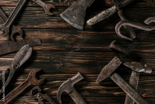 Obraz na plátně flat lay with assortment of vintage rusty carpentry tools on wooden surface