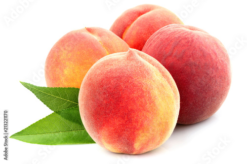 Fototapeta Naklejka Na Ścianę i Meble -  Peach with leaf isolated.
