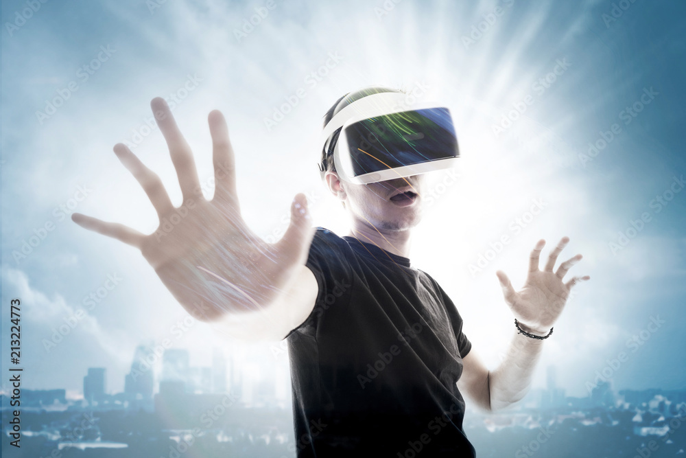 Réalité virtuelle 3D casque sensation jeu informatique rêve gamer avenir logiciel toucher développer main homme sentir Réalité virtuelle 3D casque sensation jeu informatique rêve gamer avenir logiciel toucher développer main homme sentir