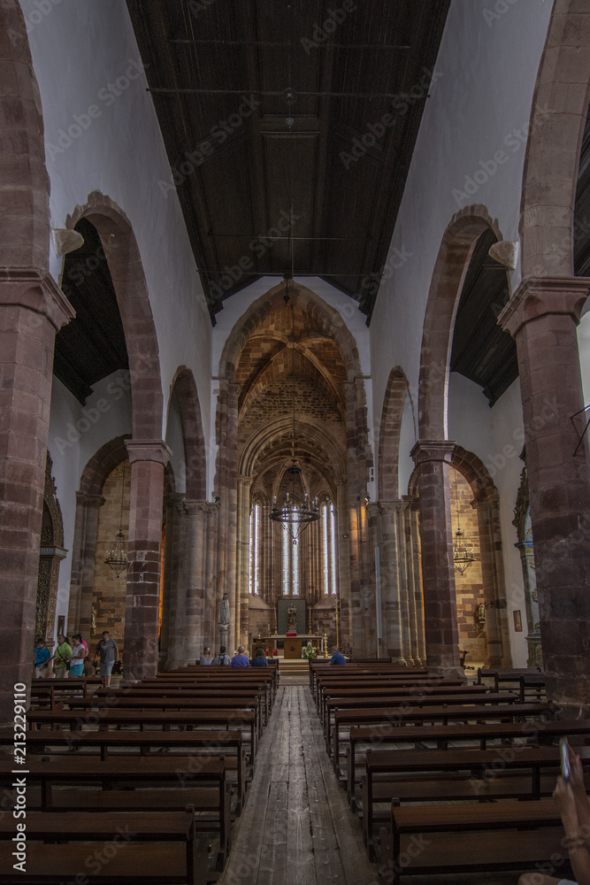 Interior de la historia catedral gótica de Silves Algarve