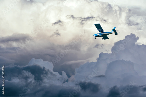 aereo fra le nuvole photo
