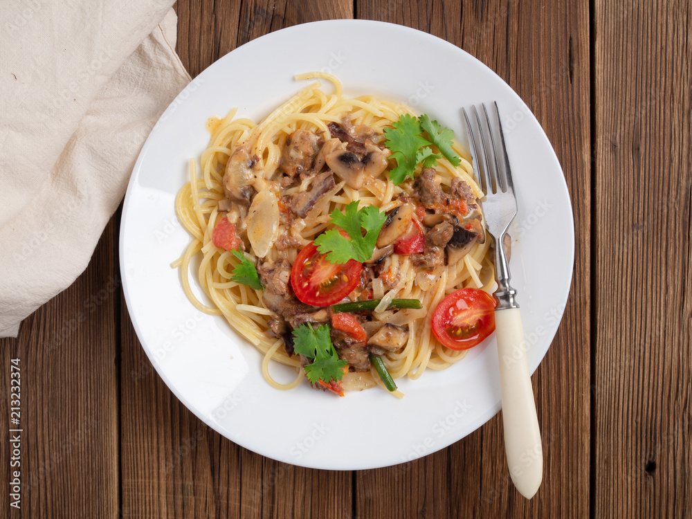 Spaghetti with mushrooms, tomatoes and cream sauce Spaghetti with mushrooms, tomatoes and cream sauce