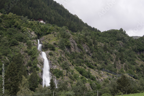 Obraz na płótnie Cascata di Parcines w salonie