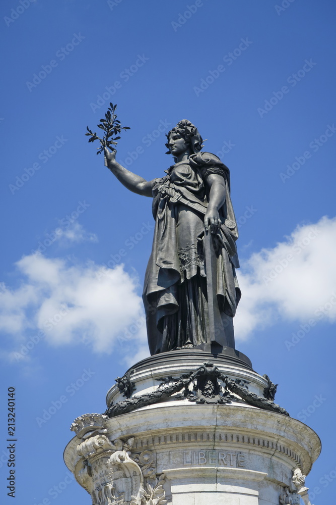 Fototapeta premium Statue de la République. Place de la République. Paris France