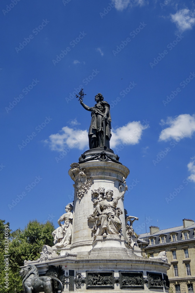 Obraz premium Statue de la République. Place de la République. Paris France
