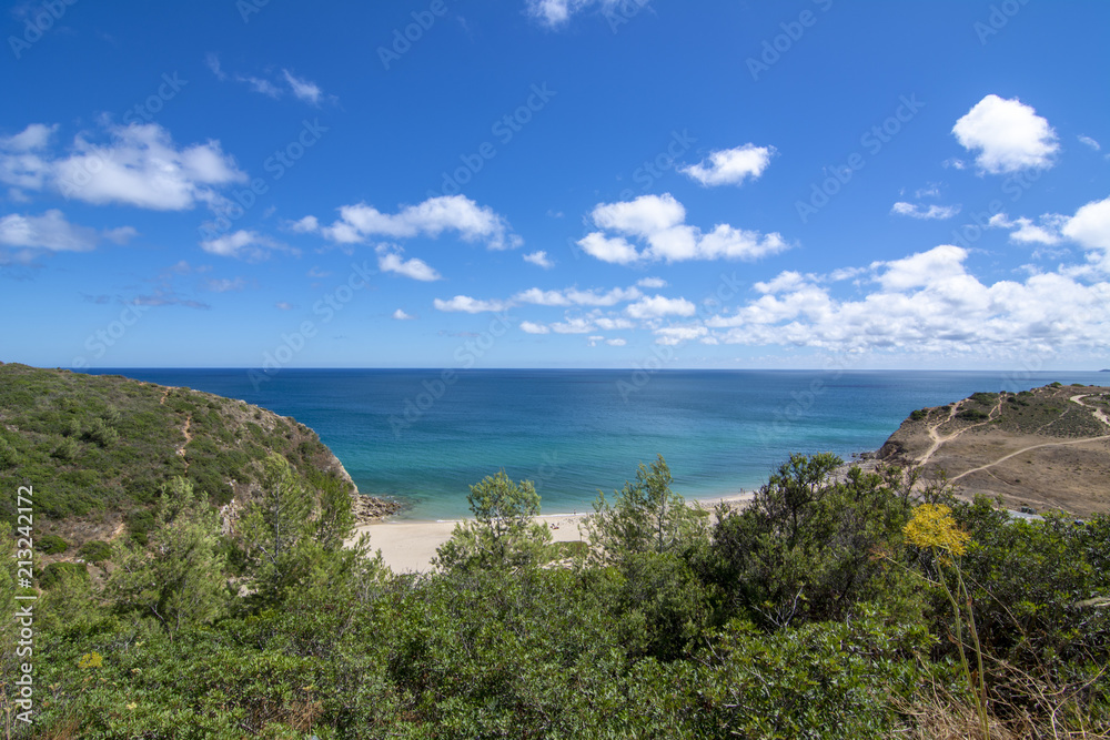 vista de una de las playas de la costa de la region del Algarve Portugal 