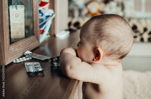 breast child pulls the pill from the wall, the parents did not finish photo