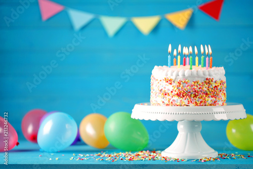 Geburtstag Torte Kuchen mit Luftballons, Konfetti und Wimpelkette photo
