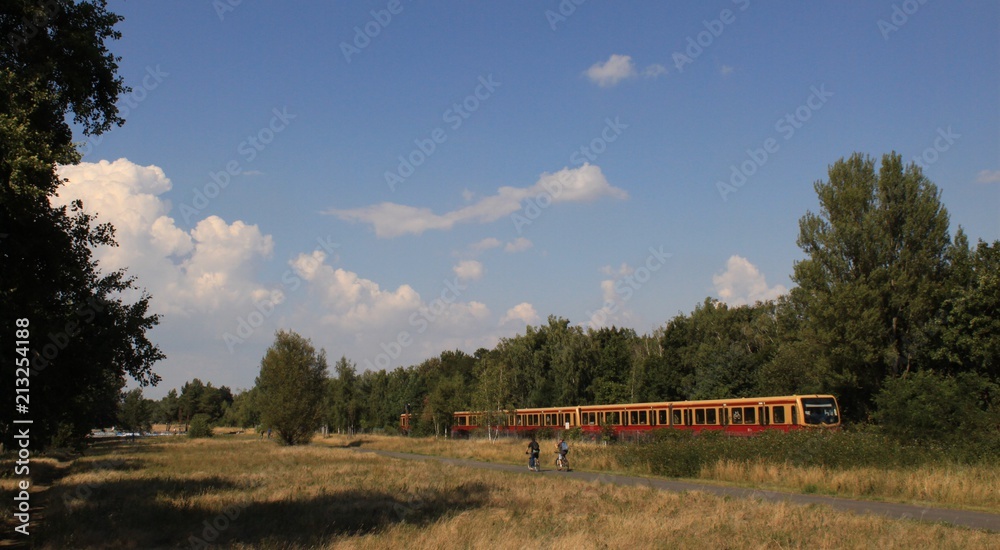 Berliner S-Bahn und paralleler Radweg am Schöneberger Südgelände Berliner S-Bahn und paralleler Radweg am Schöneberger Südgelände