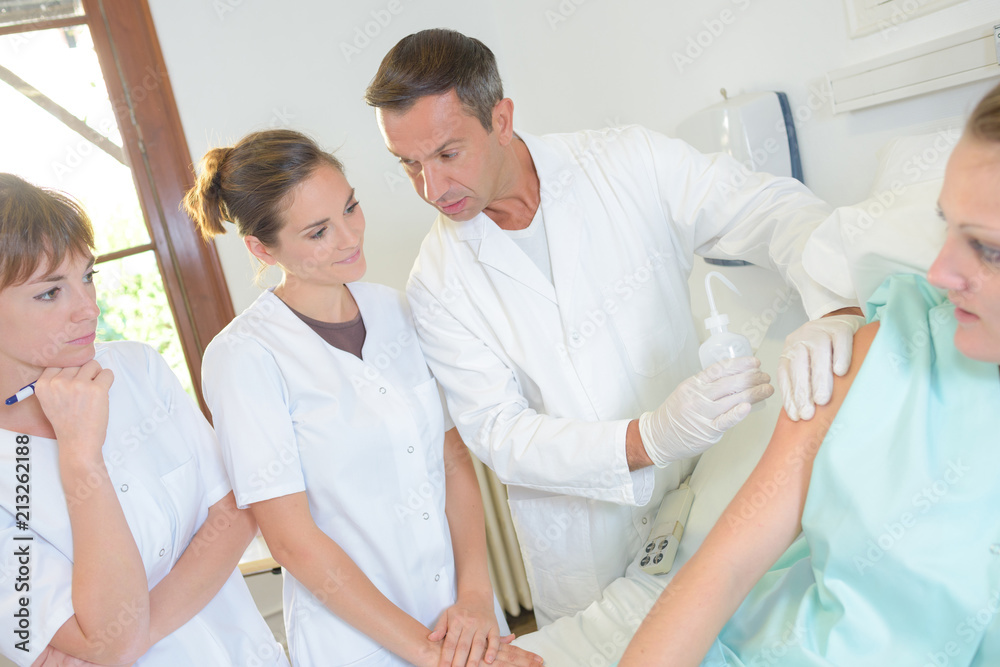 Obraz premium Doctor holding liquid and patient's arm