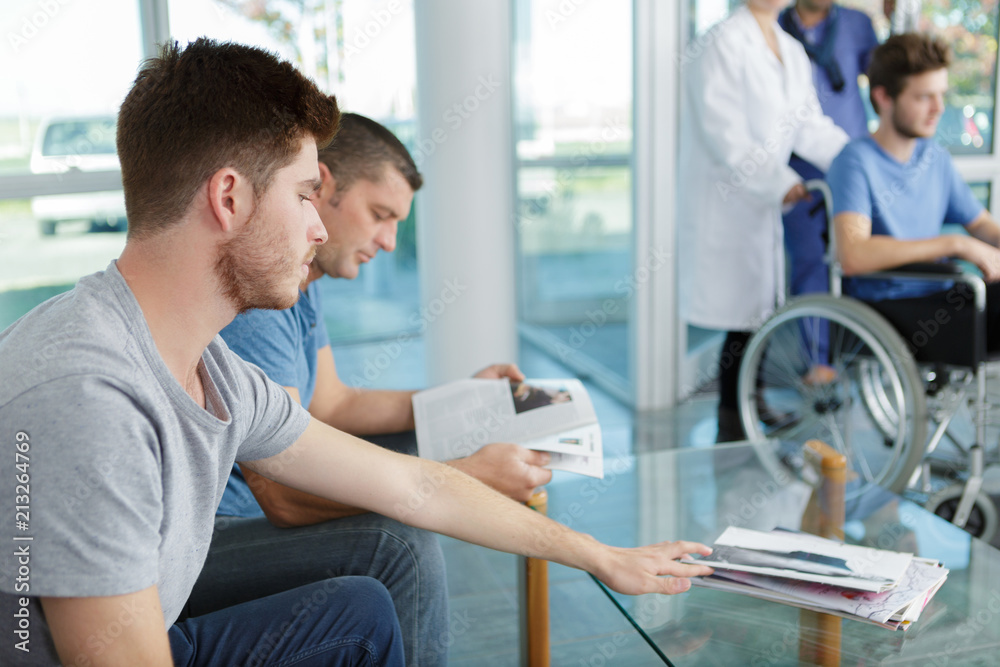 Obraz premium different people sitting in a waiting room of a hospital