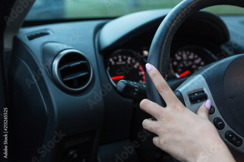 hand on steer wheel adjusting commands © Luis