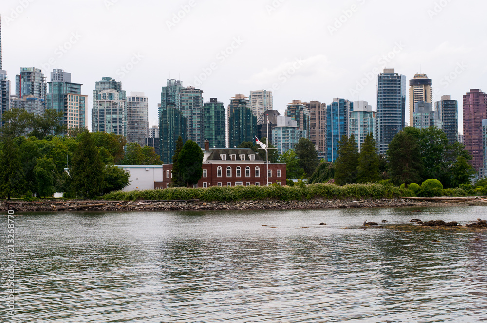 Naklejka premium View of the Vancouver, BC skyline from Stanley Park