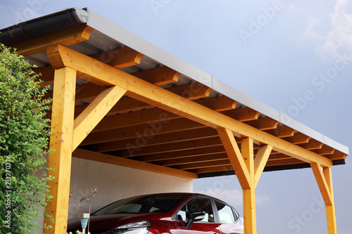 Hochwertiger Carport aus Holz photo