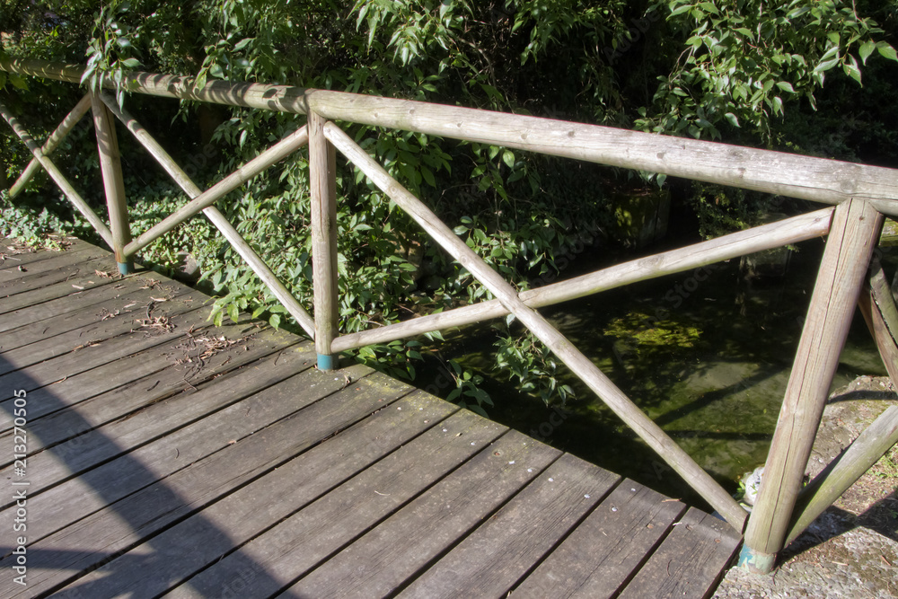 Ponte di legno su ruscello