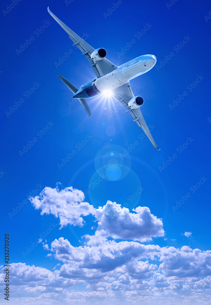 Naklejka premium samolot na tle błękitnego nieba