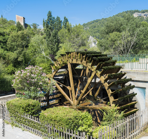 Water wheels on the River Sorgue in Fontaine de Vaucluse. Vaucluse, Provence, France, Europe